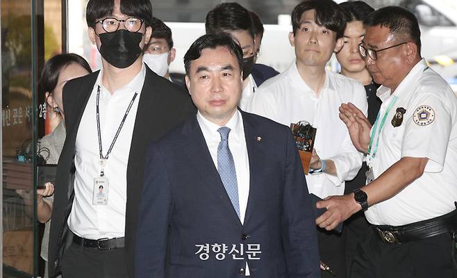 2021년 더불어민주당 전당대회 돈 봉투 살포 의혹에 관여한 혐의로 구속영장이 청구된 윤관석 무소속 의원이 지난해 8월4일 서울 서초구 서울중앙지법에서 열린 영장실질심사(구속 전 피의자심문)에 출석하고 있다. 권도현 기자