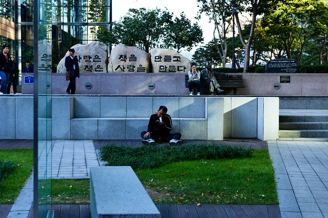 광화문 교보문고 앞. 누군가는 책을 읽고 누군가는 스마트폰을 들여다보고 있다. ⓒ레나