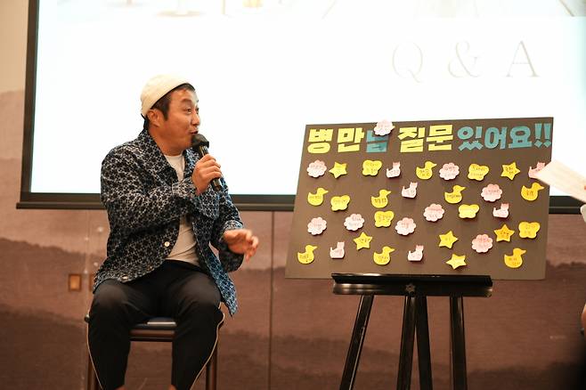 Comedian Kim Byung-man answers questions from his colleagues and participants of the Global Business Forum in Seoul on Wednesday. (The Korea Herald)