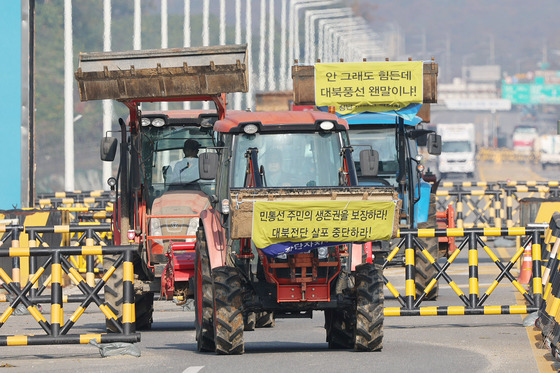 Residents in Paju, Gyeonggi, stage a protest to curb the sending of anti-North Korea flyers across the inter-Korean border on Thursday. [NEWS1]