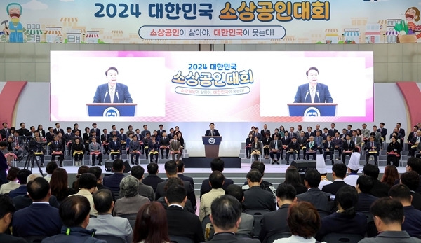 윤석열 대통령이 31일 경기도 고양시 킨텍스에서 열린 '2024 대한민국 소상공인대회 개막식'에 참석해 축사를 하고 있다. 연합뉴스