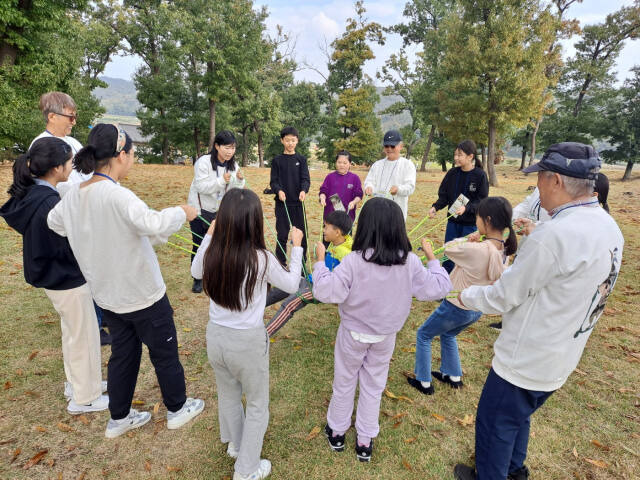 지난 28일 오후 처인구 남사읍 처인성 일대에서 역사문화 탐방 프로그램 ‘용인 시티투어’에 참여한 학교 밖 청소년, 용인문화원 문화해설사, 인솔교사들이 즐거운 가을 소풍 체육대회를 열고 시간을 보내고 있다. 용인문화원 제공