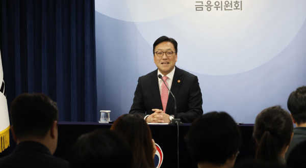 Kim Byung-hwan, Chairman of the Financial Services Commission, holds a press briefing at the Government Complex Seoul in Jongno District on the 30th. (Yonhap)