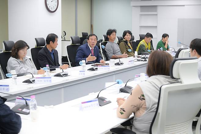 최민호 세종시장이 지난 21일 박람회 개최 시점 및 추진 방법에 대한 시민의견을 수렴하기 위한 첫 간담회를 열고 있다.[사진제공=세종시]