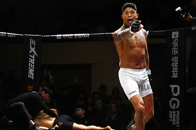 MMA 빅리거 박원식(오른쪽)이 블랙컴뱃 라이즈5 메인이벤트 웰터급 경기 시작 2분 48초 만에 MBC 오디션 ‘겁 없는 녀석들’ 우승자 전창근을 KO 시킨 후 관중을 열광시키고 있다. 사진=이교덕 격투기 전문기자 제공