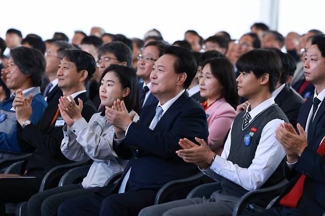 윤석열 대통령이 30일 경북 울진군 한국수력원자력 한울원자력본부에서 열린 '신한울 원전 1·2호기 종합준공 및 3·4호기 착공식'에 참석해 박수를 치고 있다. /사진=뉴시스(대통령실통신사진기자단)