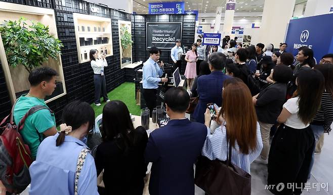 [서울=뉴시스] 추상철 기자 = 10일 오후 서울 강남구 코엑스에서 열린 '2024 대한민국 ESG 친환경대전'이 관람객으로 붐비고 있다. 2024.10.10. scchoo@newsis.com /사진=추상철