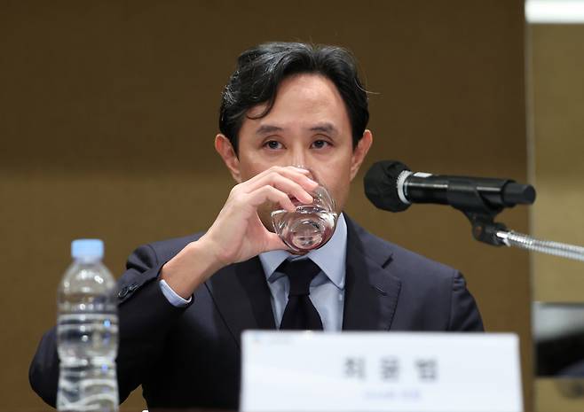 [서울=뉴시스] 김진아 기자 = 영풍-MBK파트너스 연합과 경영권 분쟁 중인 최윤범 고려아연 회장이 2일 서울 용산구 그랜드하얏트호텔에서 열린 고려아연 자사주 매입 계획 등 경영권 방어 방안에 대한 기자회견에서 물을 마시고 있다. 2024.10.02. bluesoda@newsis.com /사진=김진아