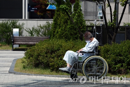 서울 시내 한 대학병원에서 휠체어를 탄 환자가 건물 밖에서 시간을 보내고 있다./사진=(서울=뉴스1) 박정호 기자