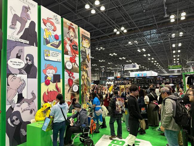 지난 19일 미국 뉴욕주 자비츠센터에서 진행된 ‘뉴욕 코믹콘’의 네이버웹툰 사인회에 인파가 몰려 있다. 네이버웹툰 제공