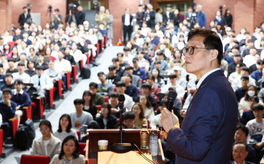 이창용 한국은행 총재가 30일 서울 마포구 서강대 성이냐시오관 소강당에서 특별 강연을 하고 있다. 뉴시스