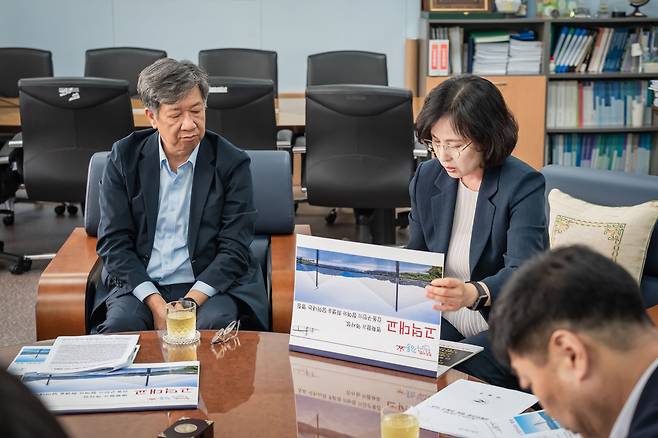 서울 강동구는 세종~포천 고속도로 한강 횡단교량이 ‘고덕토평대교’로 명명된 것에 대해 ‘고덕대교’로 바꿔달라며 서울시에 재심의를 청구했다. 이수희 구청장이 관계 문헌을 검토하고 있다.[강동구 제공]