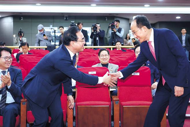 추경호(오른쪽) 국민의힘 원내대표와 박홍근 더불어민주당 의원이 30일 국회 의원회관에서 ‘초저출생 예산, 어디에 쓰고 어떻게 마련할까’를 주최로 열린 여야 공동토론회에서 인사를 하고 있다. [연합]