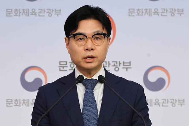 이정우 문화체육관광부 체육국장이 31일 서울 종로구 정부서울청사 별관에서 대한배드민턴협회 조사 결과를 발표하고 있다. [연합]