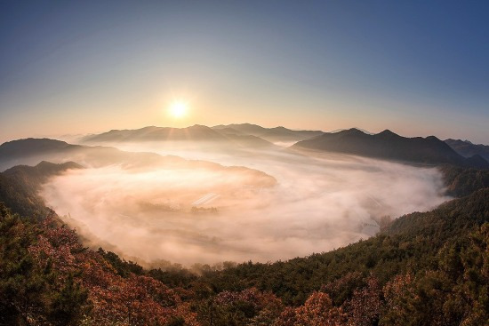 운무에 쌓인 회룔포전경(예천군 제공)