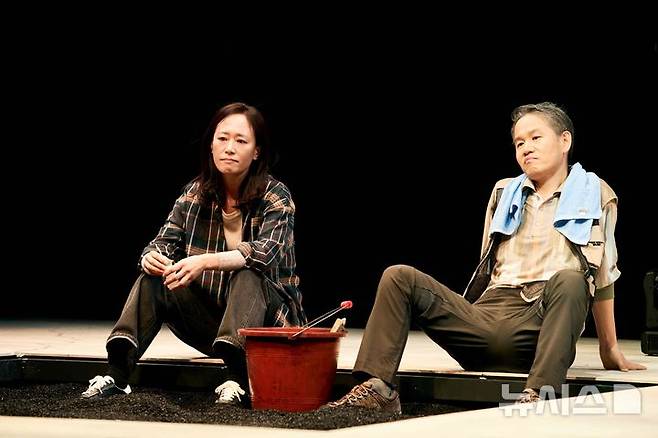 [서울=뉴시스] 연극 '시차' 공연 모습. (사진=두산아트센터 제공)  photo@newsis.com *재판매 및 DB 금지