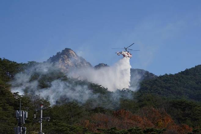 [서울=뉴시스]산불진화 헬기 진화. 2024.10.31. (사진=서울시 제공)  *재판매 및 DB 금지