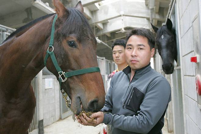 [부산=뉴시스] 렛츠런파크 부산경남 백광열 조교사. (사진=한국마사회 제공) *재판매 및 DB 금지