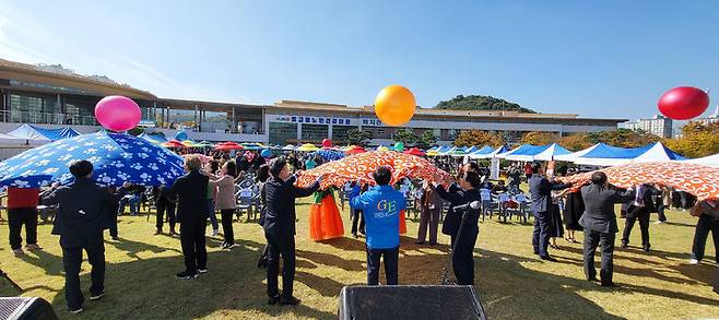 [광주=뉴시스] 빛고을노인건강타운이 지난 30일 오전 타운 야외 잔디광장에서 세대공감 페스티벌 행사를 진행하고 있다. (사진=빛고을노인건강타운 제공) 2024.10.31. photo@newsis.com *재판매 및 DB 금지