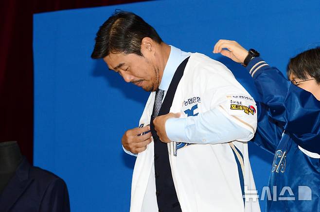 [창원=뉴시스] 차용현 기자 = 31일 오후 경남 창원시 마산종합운동장 올림픽기념관공연장에서 NC 다이노스 제 4대 이호준  감독이 취임식을 갖고 새 사령탑에 올랐다. 사진은 이날 취임한 이호준 감독이 자신의 유니폼을 입고 있다. 2024.10.31con@newsis.com