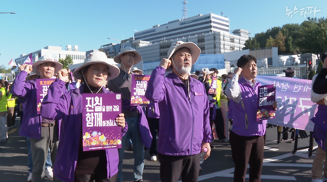 '이태원 참사' 2주기를 앞둔 주말인 지난 26일, 이태원 참사 유가족들은 이태원을 출발해 서울시청 광장까지 행진했다. 1주기 때와 마찬가지였다.&nbsp;