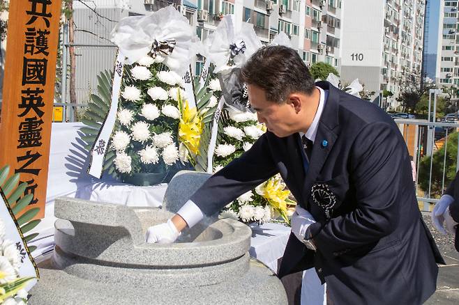 윤준호 한국자유총연맹 대전시지부 회장이 2024년 자유수호 희생자 합동위령제에서 분향하고 있다. 대전시지부 제공