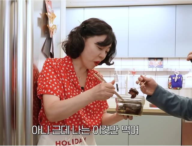 목이버섯 조림을 소개하는 방송인 최화정. 유튜브 ‘안녕하세요, 최화정이에요’ 영상 캡처