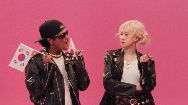 미국 팝가수 브루노 마스가 ‘아파트’ 뮤직비디오에서 태극기를 흔들고 있는 모습. ROSE 유튜브 영상 캡처