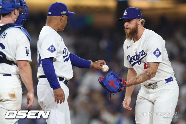 [사진] LA 다저스 데이브 로버츠 감독(왼쪽)이 마이클 코펙에게 공을 넘겨주고 있다. ⓒGettyimages(무단전재 및 재배포 금지)