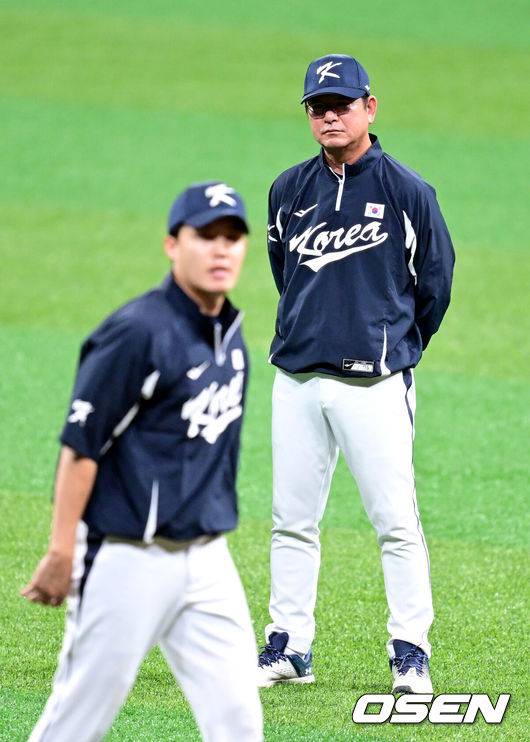 [OSEN=고척, 최규한 기자] 프리미어12를 준비하는 대한민국 야구 대표팀이 30일 오후 서울 고척스카이돔에서 훈련을 가졌다.프리미어12는 세계야구소프트볼연맹(WBSC)에서 개최하는 야구 국제대회로 WBSC 랭킹 상위 12개국이 모여 치르는 대회다. 한국은 2015년 열린 초대 대회에서 우승을 차지했고 2019년 대회에서는 준우승을 달성했다. 이번 대회에서는 9년 만에 우승 탈환을 노린다.&nbsp;대표팀 류중일 감독이 임찬규의 훈련을 지켜보고 있다. 2024.10.30 / dreamer@osen.co.kr