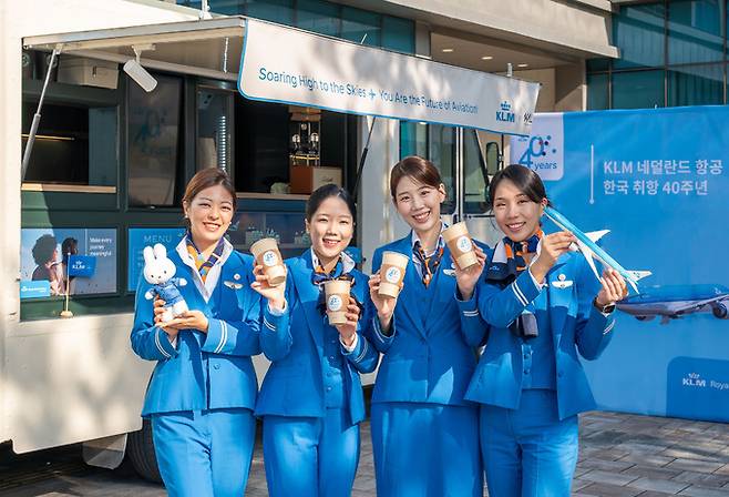 30일 경기 고양시 한국항공대에서 KLM 승무원들이 ‘KLM 항공 한국 취항 40주년 기념 커피차 이벤트’를 하고 있다.