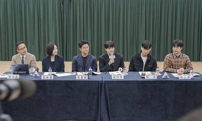 31일 서울 중구 국립극장에서 열린 국립국악관현악단 관현악시리즈Ⅱ ‘음악 오디세이: 천하제일상’ 기자 간담회 참석자들. 왼쪽부터 온라인 게임 ‘천하제일상 거상’ 제작사 에이케이인터렉티브 정세훈 이사, 지휘자 김유원, 작곡가 강한뫼·장태평·정혁·성찬경. 국립극장 제공