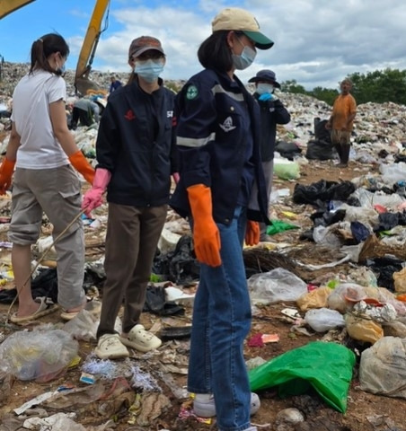 태국 여성이 잃어버린 다이아몬드 반지를 쓰레기 매립장에서 함께 찾고 있는 사람들의 모습. 틱톡 캡처