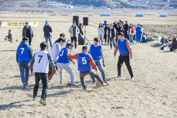 하동 평사리들판 논두렁축구대회 모습. 2024.10.31. 하동군 제공