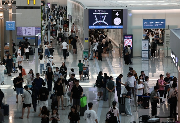 여름 휴가철인 인천 영종도 인천국제공항 1터미널 출국장이 탑승객들로 붐비고 있다. 2024.8.5 연합뉴스