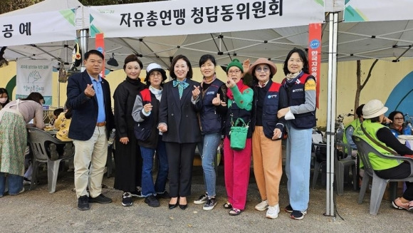 지난 26일 강남구 청담동 청담가로공원에서 열린 ‘제3회 청담나들목 GREEN 환경축제’에 참석한 이새날 의원(왼쪽에서 네 번째)