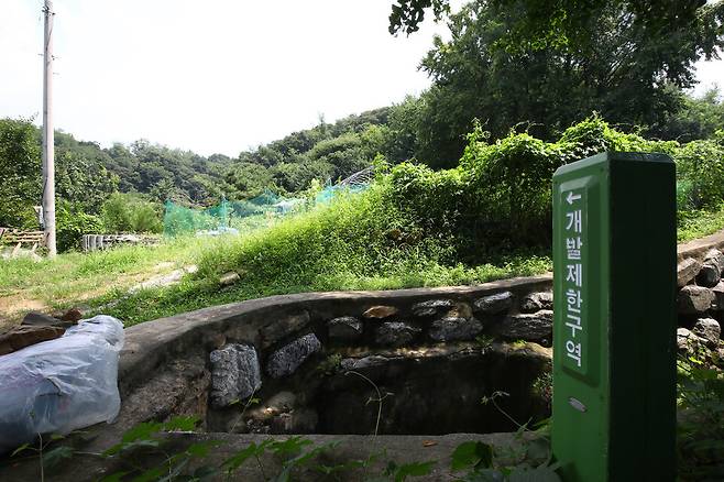 정부가 부동산 관계장관회의를 통해 서울과 수도권의 그린벨트를 활용해 올해 5만가구, 내년 3만가구 규모의 신규 택지 후보지를 발표하겠다고 밝힌 가운데 8월14일 서울 그린벨트 지역 중 하나인 서초구 내곡동의 한 마을에 개발제한구역 안내문이 설치되어 있다. ⓒ 시사저널 임준선