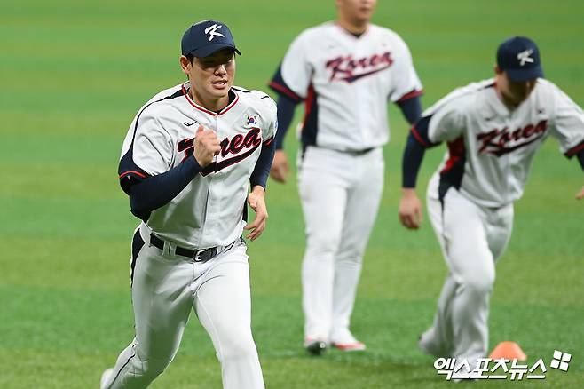 LG 트윈스 외야수 홍창기가 서울 고척스카이돔에서 열린 2024 WBSC 프리미어12 대표팀 훈련에 참여해 러닝하고 있다. 엑스포츠뉴스 DB