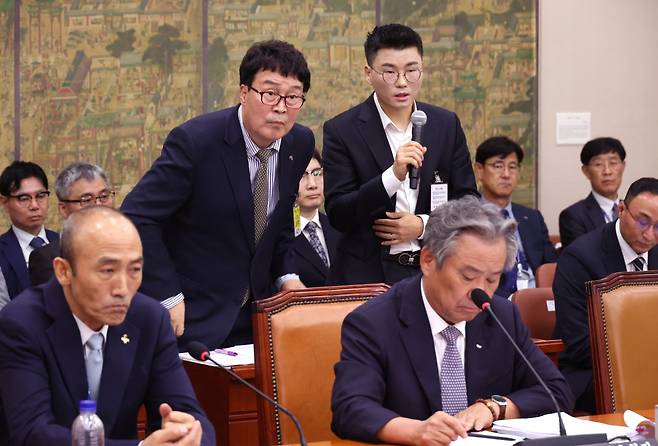 22일 국회에서 열린 문화체육관광위원회 국정감사에서 김택규 대한배드민턴협회장(왼쪽)과 민경국 스포츠에이전시 대표가 안세영 선수와 관련 의원 질의에 답하고 있다. 연합뉴스