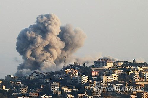 이스라엘군 공습으로 연기 피어오르는 레바논 남부 키암 마을 [AFP=연합뉴스]