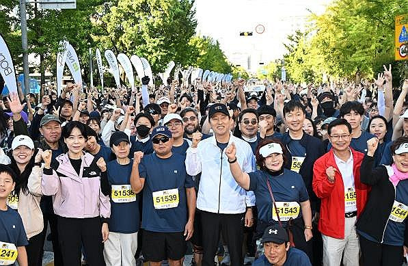 오세훈 시장, '2024 국제국민마라톤' 참가 (서울=연합뉴스) 오세훈 서울시장이 3일 서울 영등포구 여의도공원에서 열린 '2024 국제국민마라톤'에서 참가자들과 기념 촬영하고 있다. 2024.10.3 [서울시 제공. 재판매 및 DB 금지] photo@yna.co.kr