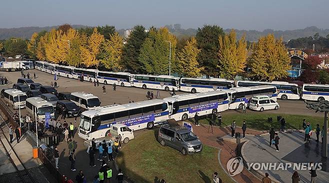 경찰 배치된 임진각 (파주=연합뉴스) 임병식 기자 = 납북자가족모임이 대북전단 살포를 예고한 31일 경기도 파주시 임진각 국립 6·25전쟁 납북자기념관주변에 경찰이 배치되어 있다. 2024.10.31 andphotodo@yna.co.kr