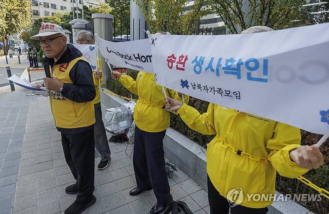 대북 전단 살포 예고 납북자 단체, 다음 주중 실행 (서울=연합뉴스) 황광모 기자 = 최성룡 납북자 피해 가족연합회 대표가 25일 오후 서울 서대문구 경찰청 앞에서 납북피해 가족들과 가진 기자회견에서 납북자 조속 송환을 위해 준비 중인 대북 전단 살포 계획을 밝히고 있다.
     최 대표는 회견에서 열고 "납북자들의 이름과 사진 등이 담긴 대북 전단 10만장을 제작 완료했다"라며 "날씨 상황을 봐서 다음 주중 경기도 파주에서 대북 전단을 평양을 향해 날릴 계획"이라고 밝혔다. 2024.10.25 hkmpooh@yna.co.kr