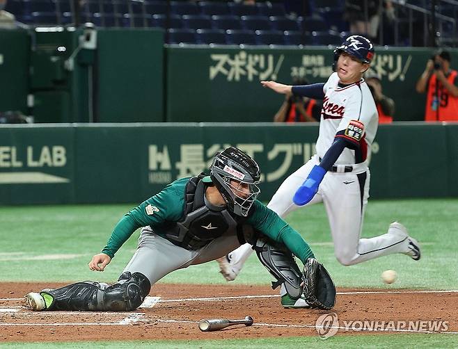 '늦었네' (도쿄=연합뉴스) 한종찬 기자 = 16일 일본 도쿄돔에서 열린 아시안프로야구챔피언십(APBC) 예선 1차전 대한민국과 호주의 경기. 2회말 1사 만루에서 김혜성 타석 1루 앞 땅볼 때 3루 주자 나승엽이 포스아웃되고 있다. 2023.11.16 saba@yna.co.kr