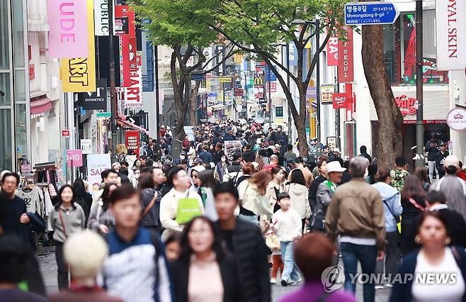 인파로 붐비는 명동 거리 [연합뉴스 자료사진]