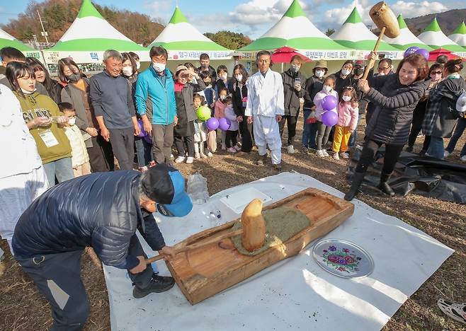 떡메치는 관람객들 [양구군 제공. 재판매 및 DB 금지]