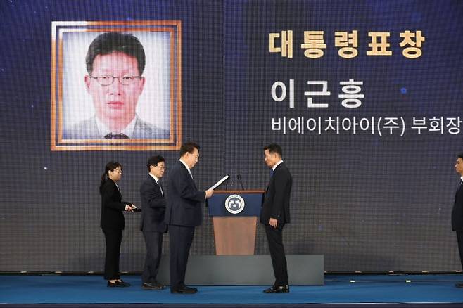 이근흥(가운데 오른쪽) 비에이치아이 부회장이 윤석열 대통령으로부터 대통령 표창을 수상하고 있다. (사진=비에이치아이)