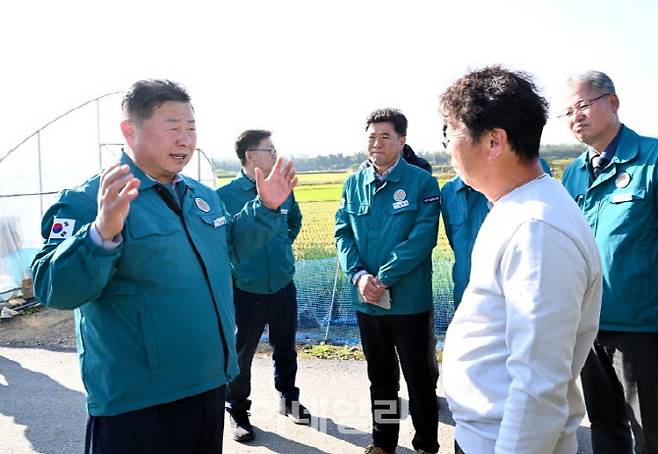 지난 31일 대성동마을을 찾은 김경일 시장(왼쪽)이 주민과 북한의 대남확성기 방송 피해 상황에 대해 이야기를 나누고 있다.(사진=파주시)