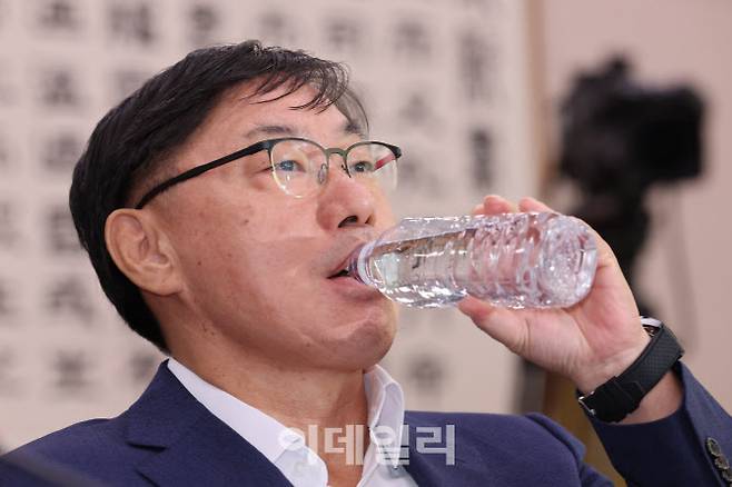 이화영 전 경기도 평화부지사가 지난달 2일 오전 서울 여의도 국회에서 열린 법제사법위원회에서 열린 박상용 수원지검 부부장검사 탄핵소추사건 조사 청문회에 출석해 물을 마시고 있다.(사진=뉴시스)