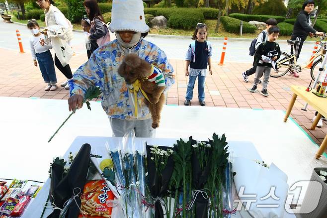 31일 오후 광주 북구 한 아파트단지 내에서 한 시민이 재활용품 수거 차량에 치어 숨진 초등학교 1학년 A 양을 추모하고 있다. 2024.10.31/뉴스1 ⓒ News1 박지현 기자